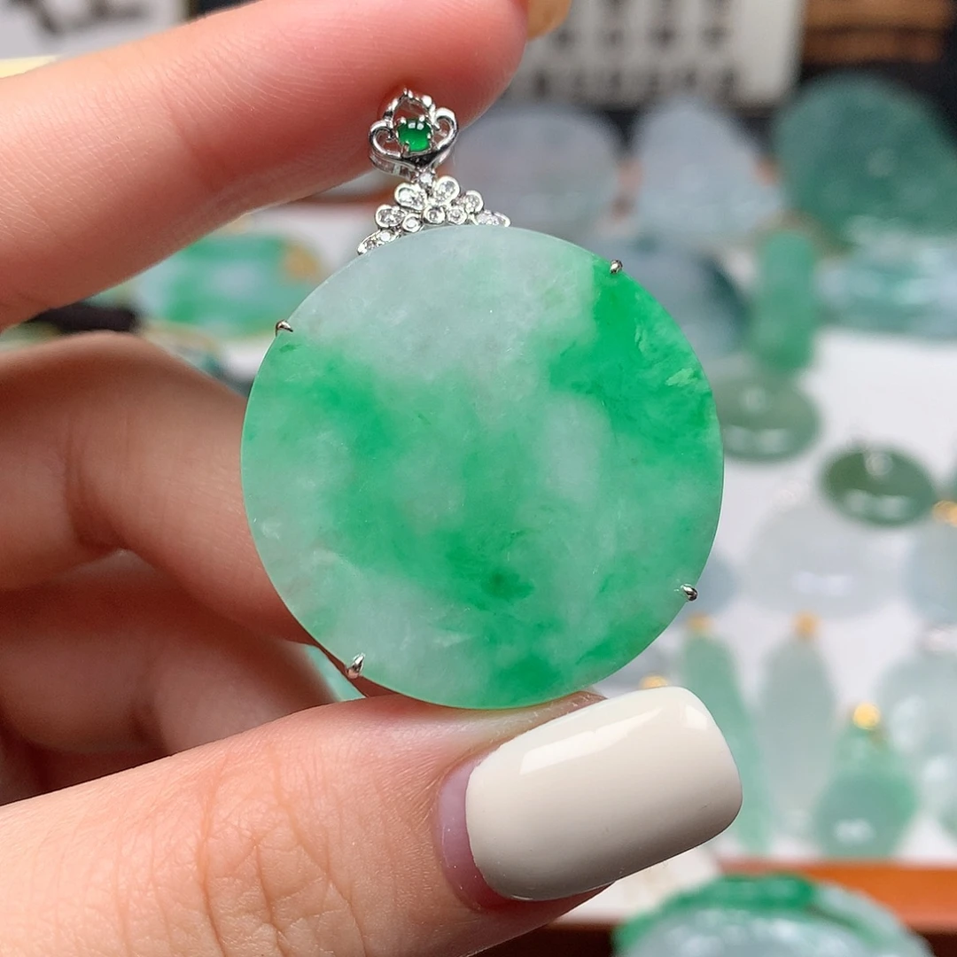 颈饰18K金镶嵌翡翠无事牌