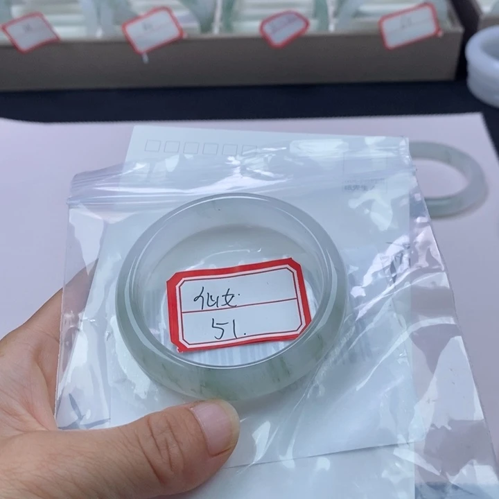 向****石英质玉未镶嵌手镯