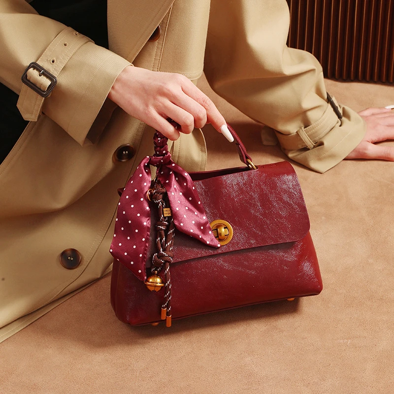 高级感复古红色邮差包女小众设计手提包新娘结婚包通勤百搭斜挎包