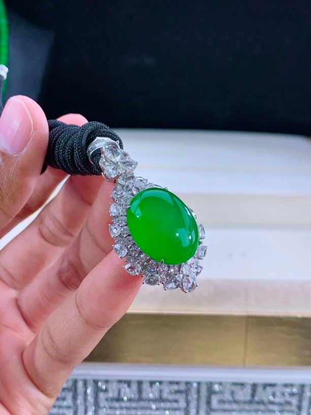 收藏级别天然缅甸翡翠a货满绿大鸽子蛋