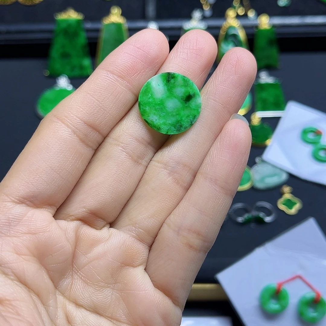 翡翠未镶嵌颈饰有纹裂