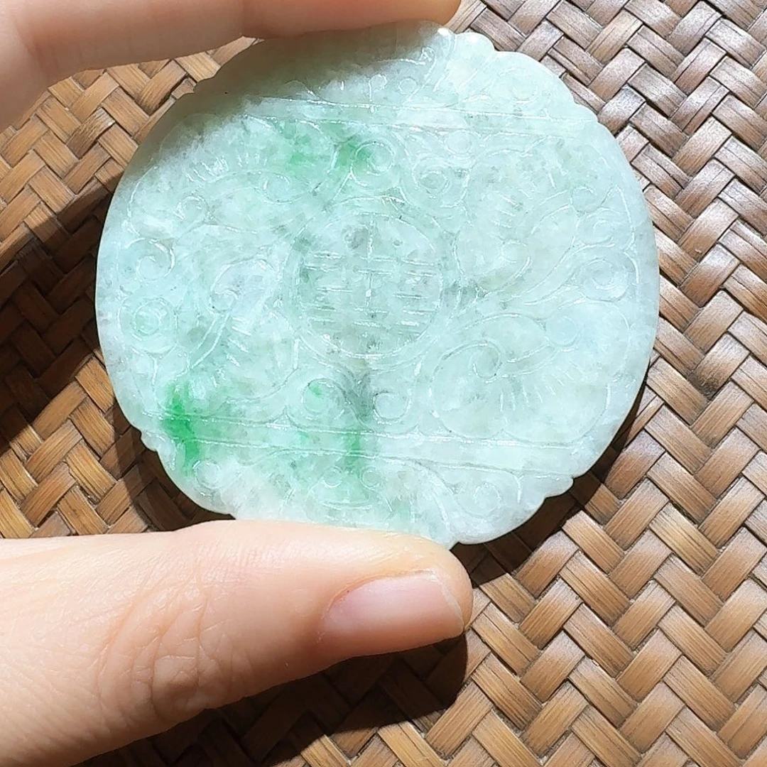 翡翠未镶嵌颈饰个性十足