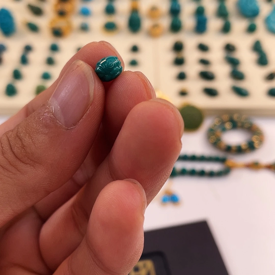 绿松石未镶嵌颈饰