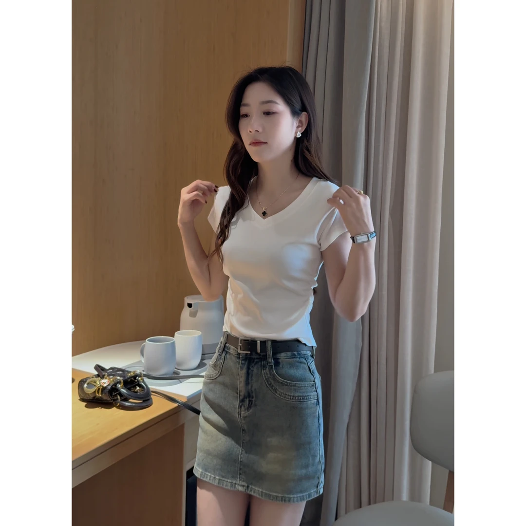 正肩显瘦短袖t桖2025年新款设计感显瘦V领气质上衣+高腰牛仔裙