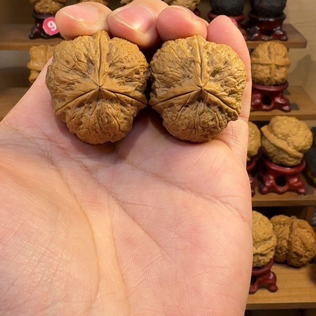 铁核桃把件麒麟纹狮子头三棱奔驰