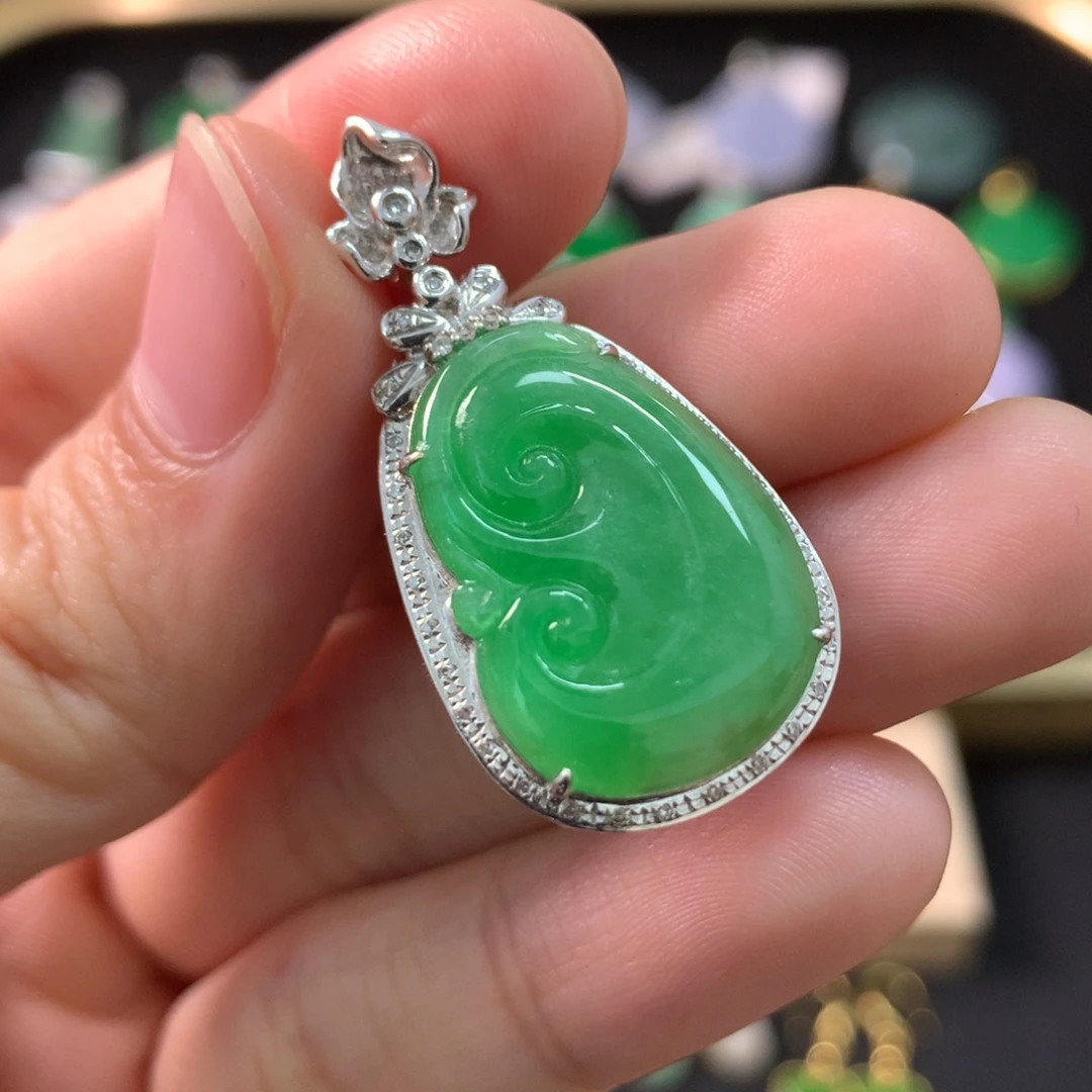 翡翠18K金镶嵌颈饰