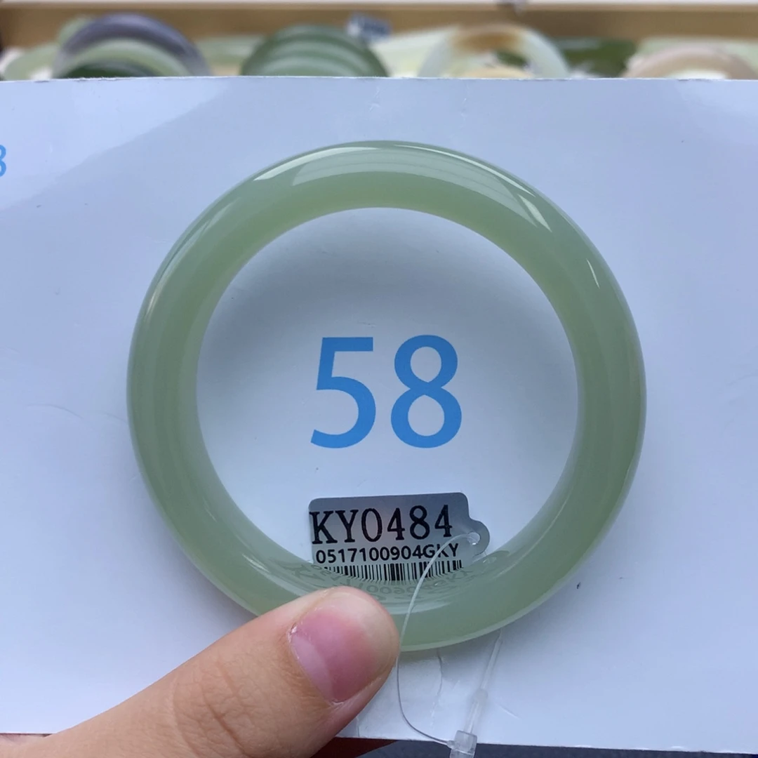 晓****和田玉手镯未镶嵌