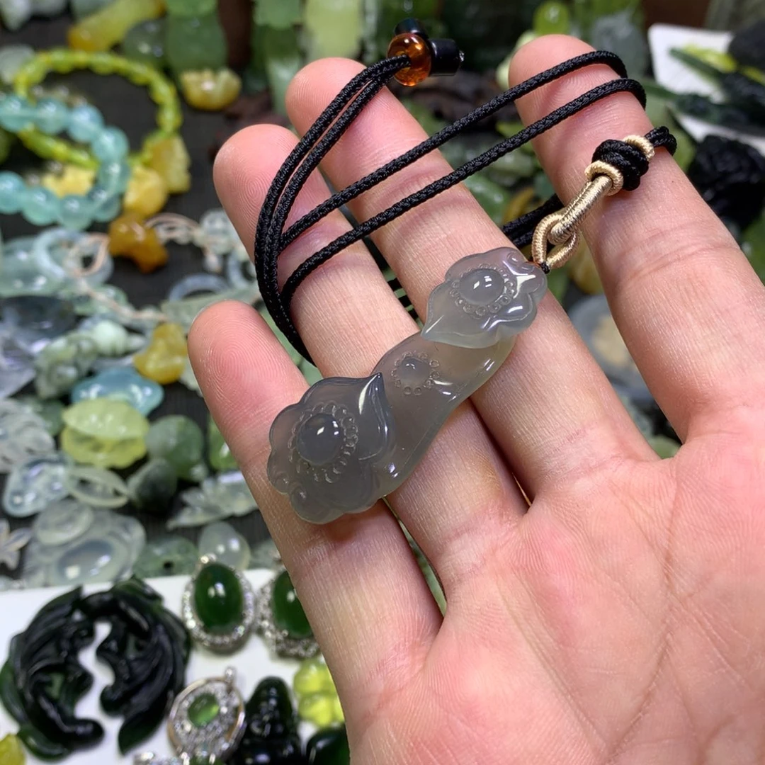 岫玉未镶嵌颈饰如意