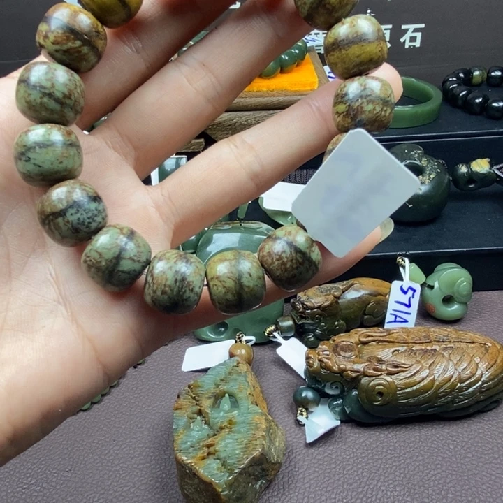 颈饰未镶嵌岫岩老玉（透闪石质玉）