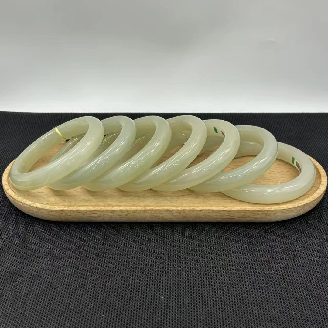 老卢和田玉手镯精美时尚气质款多样性发货其一 A3