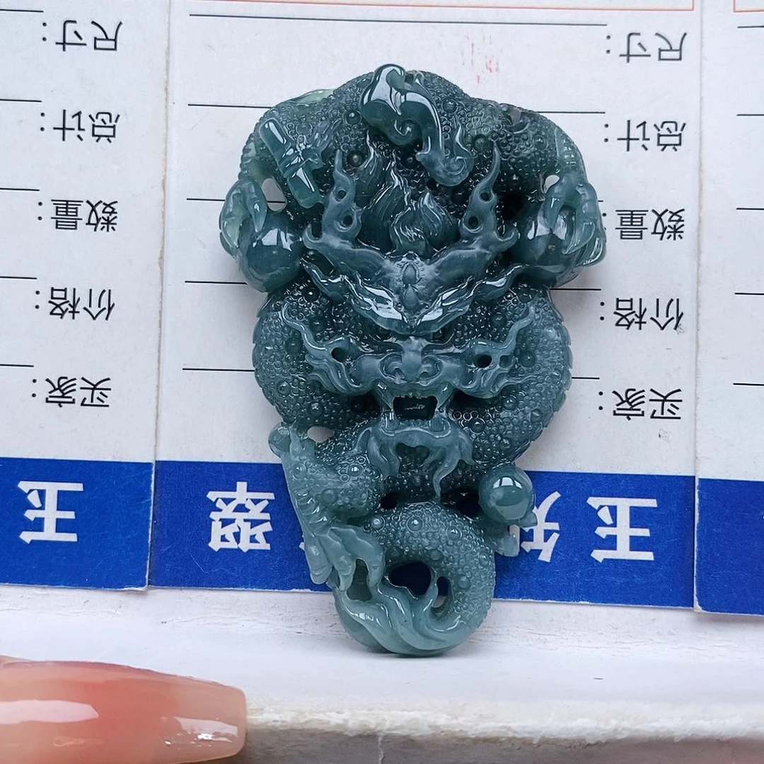 翡翠未镶嵌颈饰龙牌