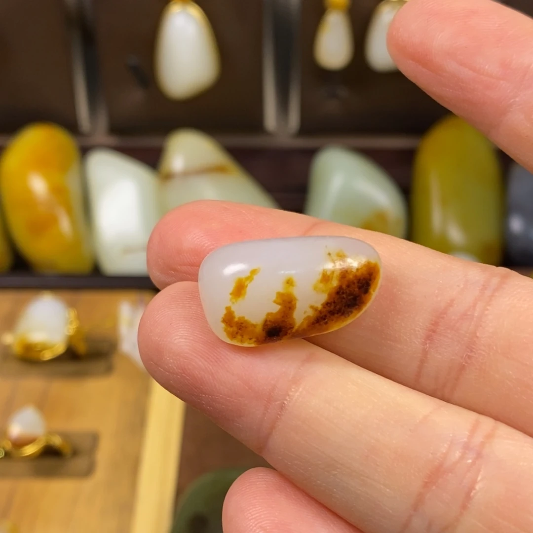 侠***客和田玉未镶嵌颈饰