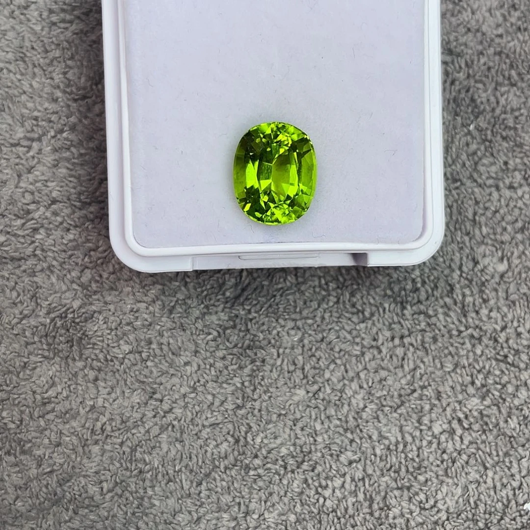 橄榄石裸石未镶嵌6.3Ct。