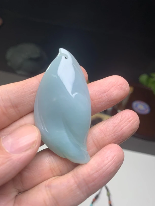 天然翡翠光影简约雕刻挂件《天禄》