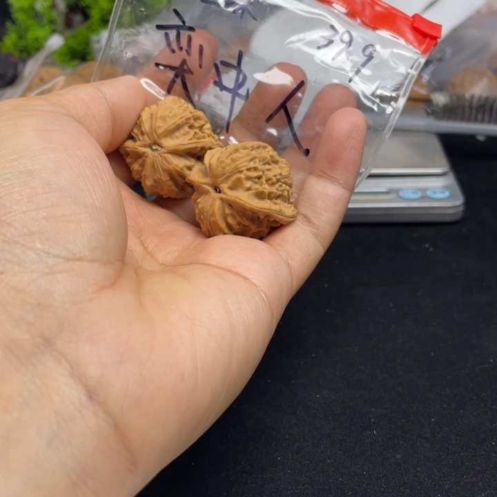 文玩核桃把件奕*人龙珠