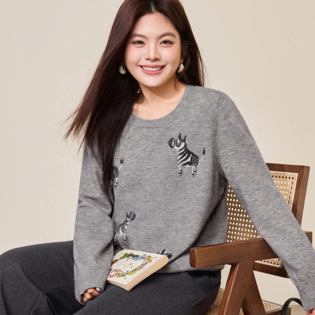 【18支北极绒】MsShe大码女装冬装羊毛毡刺绣钉珠马年毛衣Q2512033