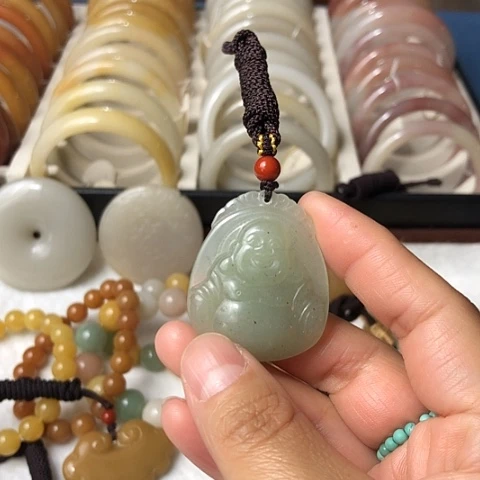 石英质玉未镶嵌颈饰