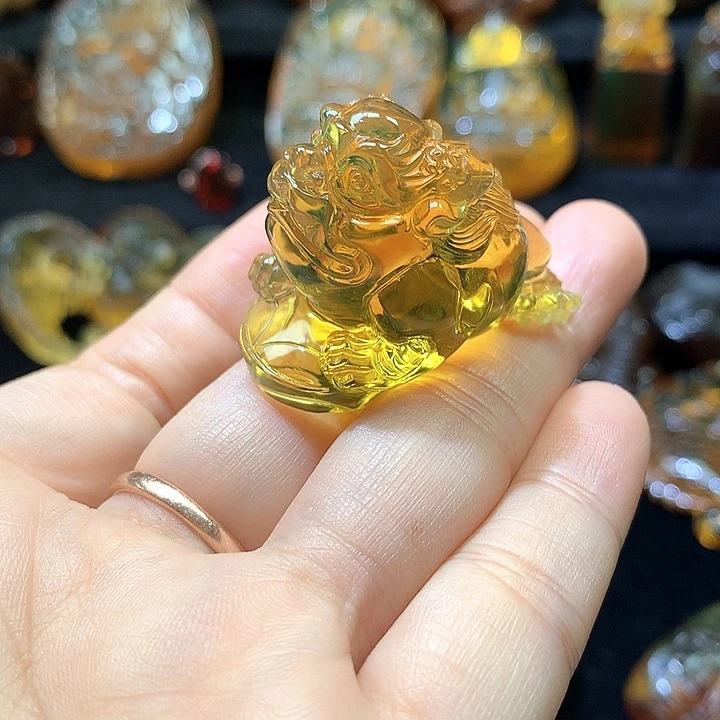 琥珀未镶嵌颈饰柳青雕刻三足蟾