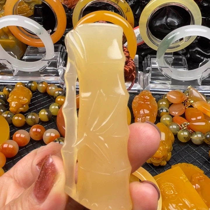 未镶嵌石英质玉（黄龙玉）颈饰