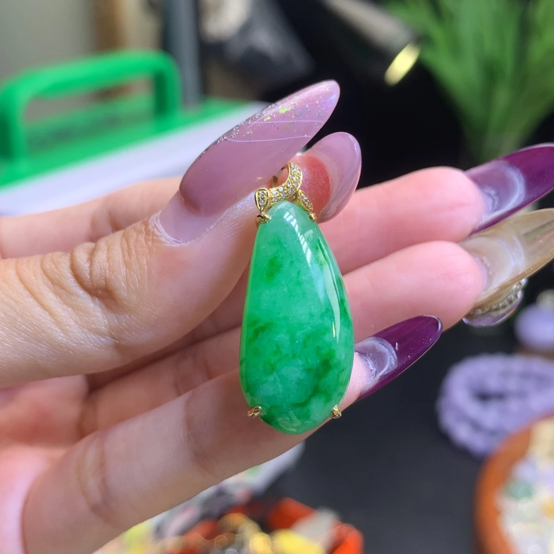 翡翠18K金镶嵌颈饰