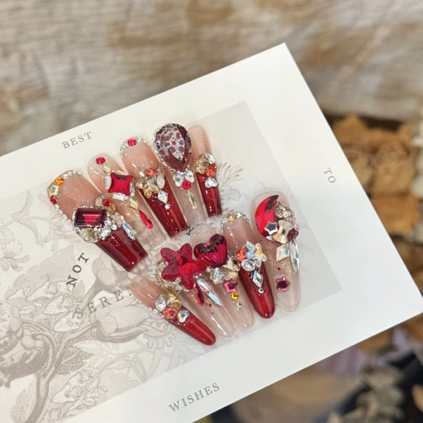 响响家新年重工款绝版钻穿戴甲定制美甲显白法式裸色