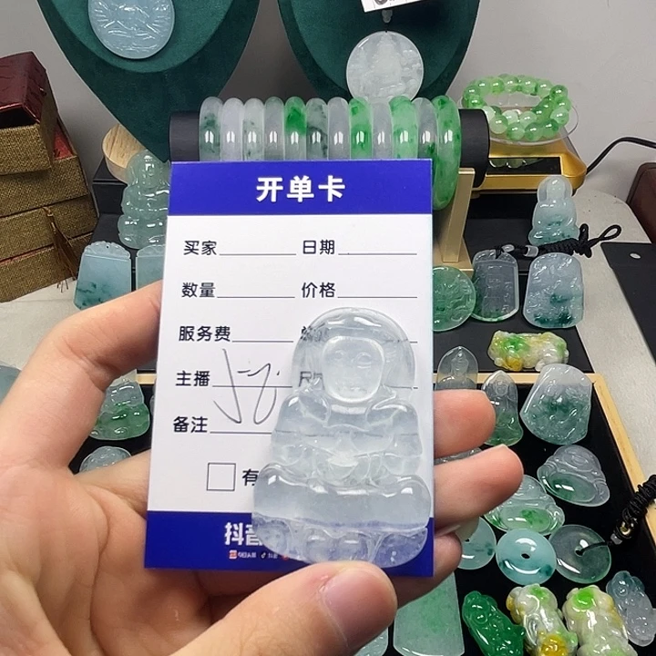 翡翠未镶嵌颈饰观音