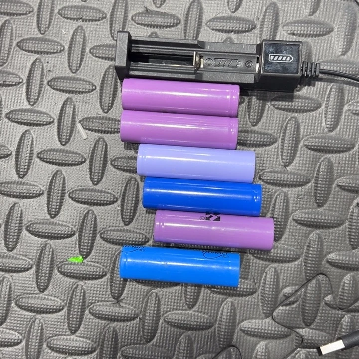 桑蚕丝18650电池6节➕充电器