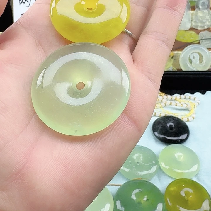 星***尘蛇纹石玉未镶嵌颈饰