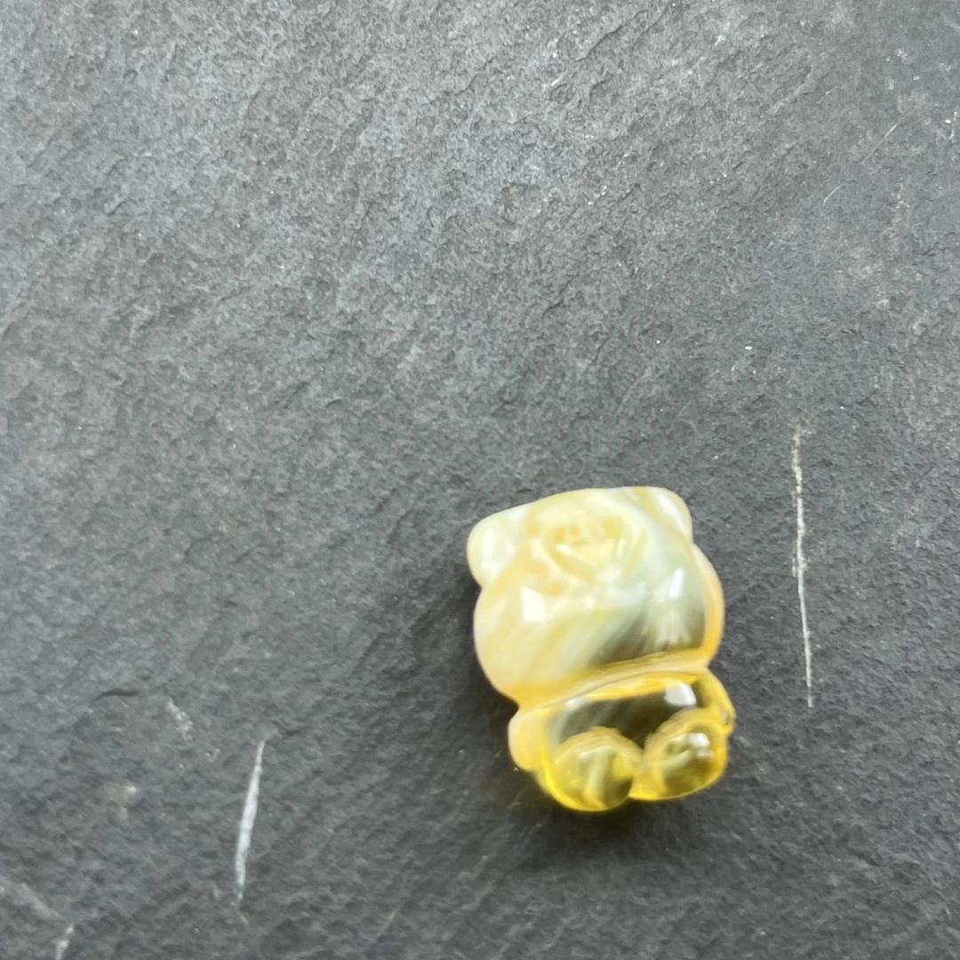 B295天然蜜蜡琥珀白花精品荧光小熊小配饰