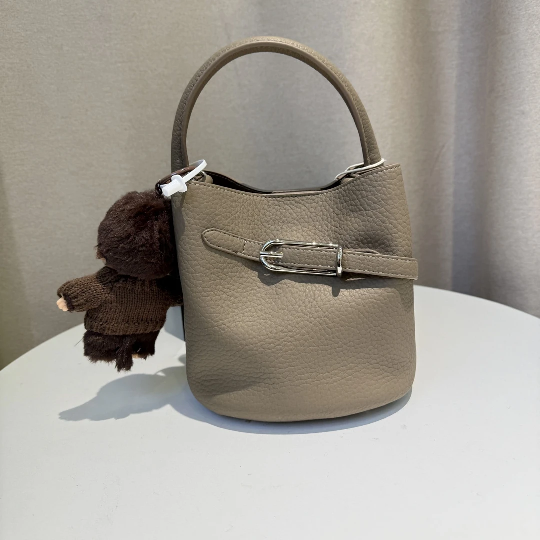 保黛名媛质感软皮荔枝纹水桶包2025新款百搭通勤高级感单肩斜挎包