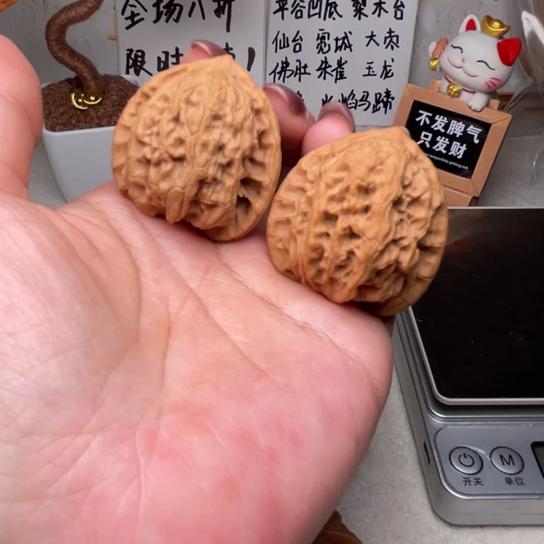 文玩核桃吊坠梨木台