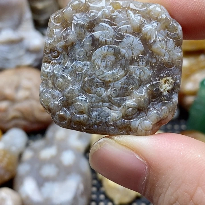 硅化珊瑚（珊瑚玉）颈饰未镶嵌有瑕小吊坠