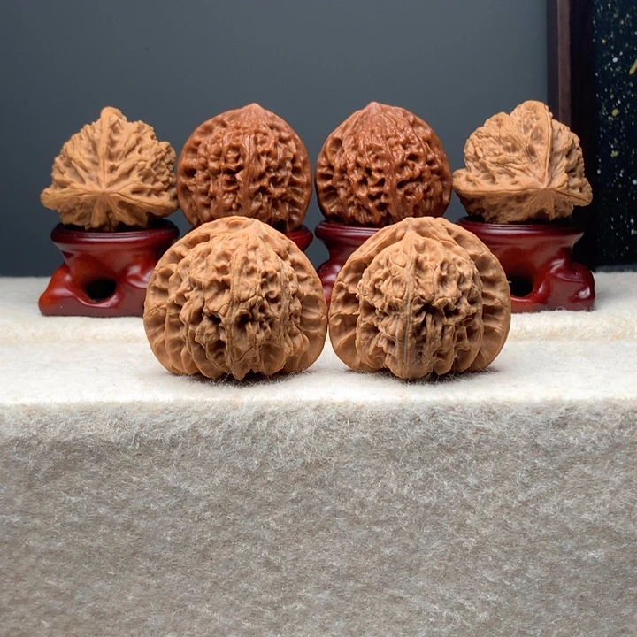 文玩核桃吊坠44尺山地白狮子