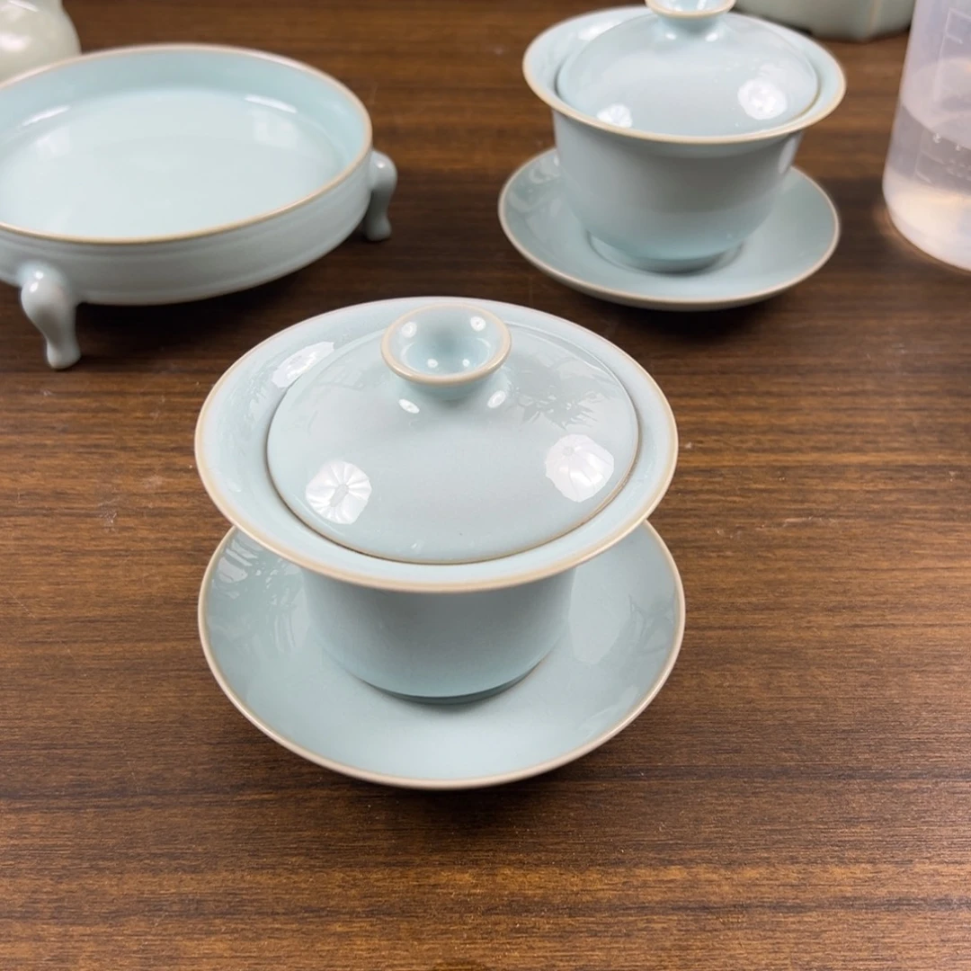 北***岛瓷摆件天青釉水马蹄盖碗