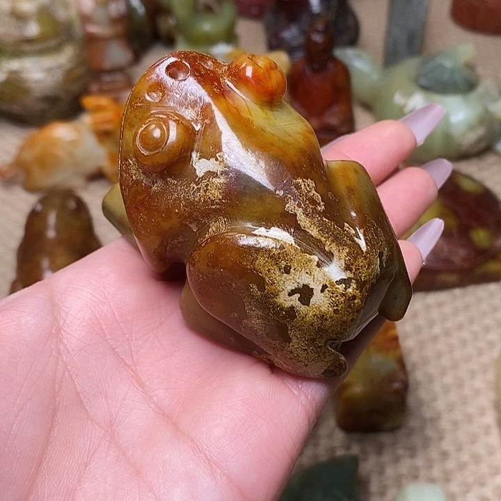 蛇纹石玉足铂镶嵌颈饰