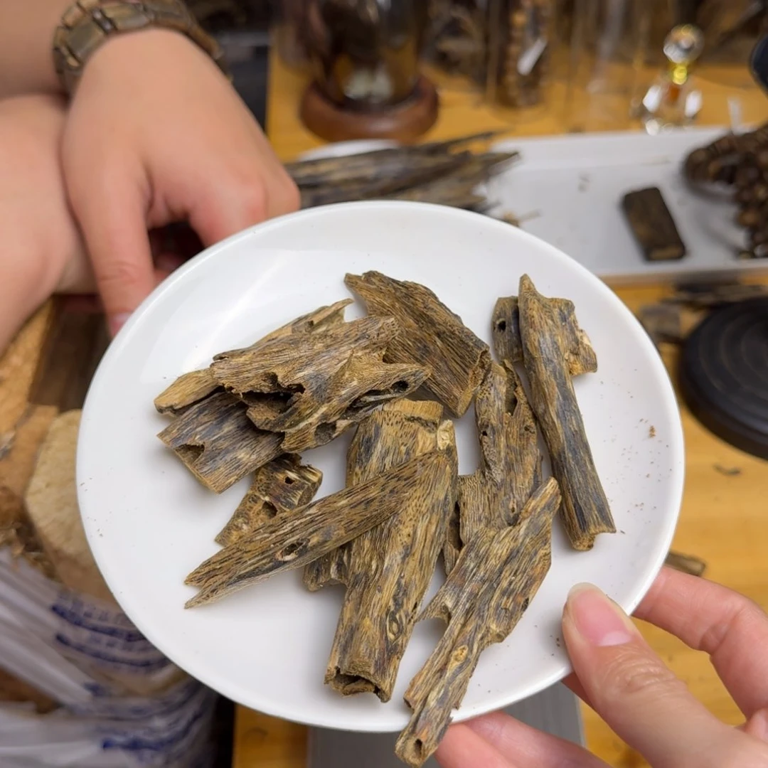 沉香沉香碎屑阿浩推荐蓝宝石品种块料42克