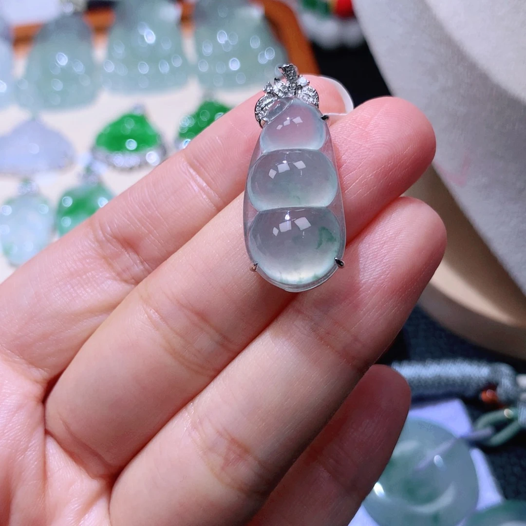 颈饰18K金镶嵌翡翠福豆