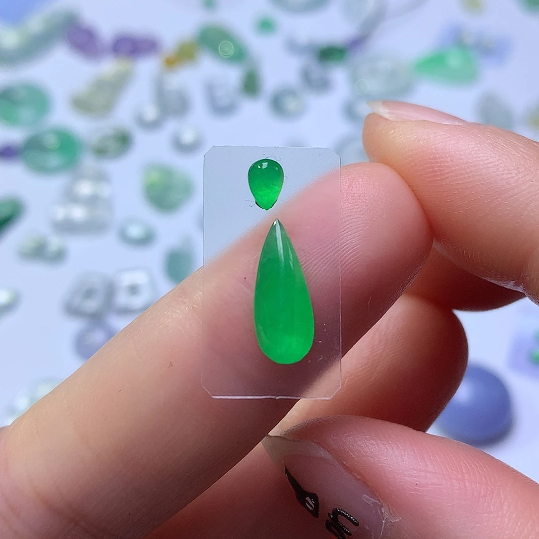 翡翠未镶嵌颈饰水滴