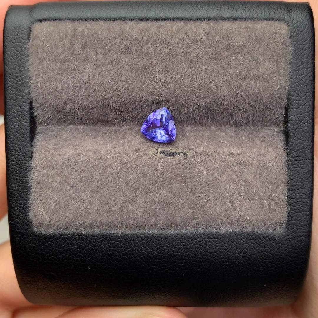 未镶嵌裸石坦桑石0.915ct