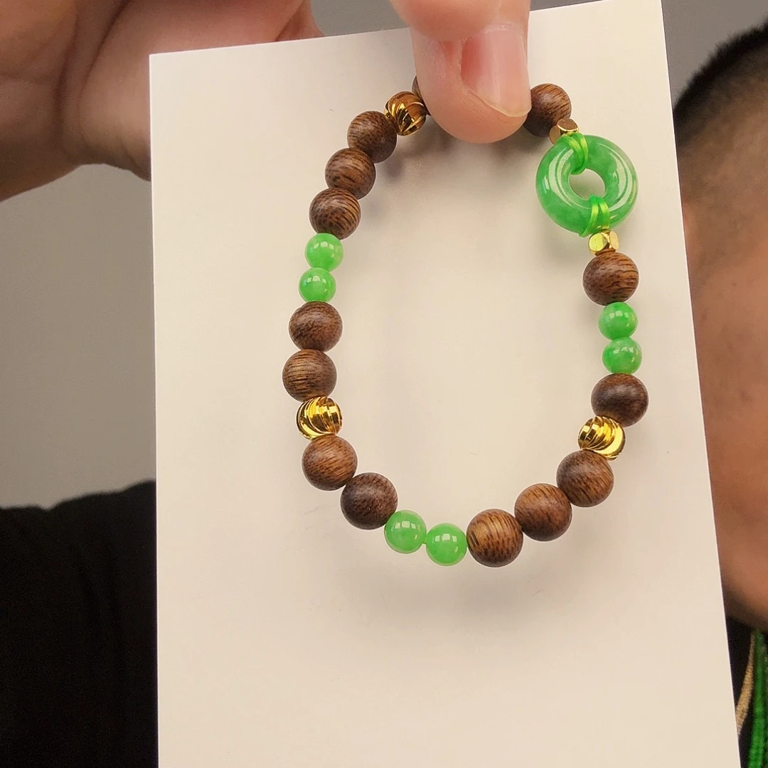 翡翠未镶嵌颈饰一件