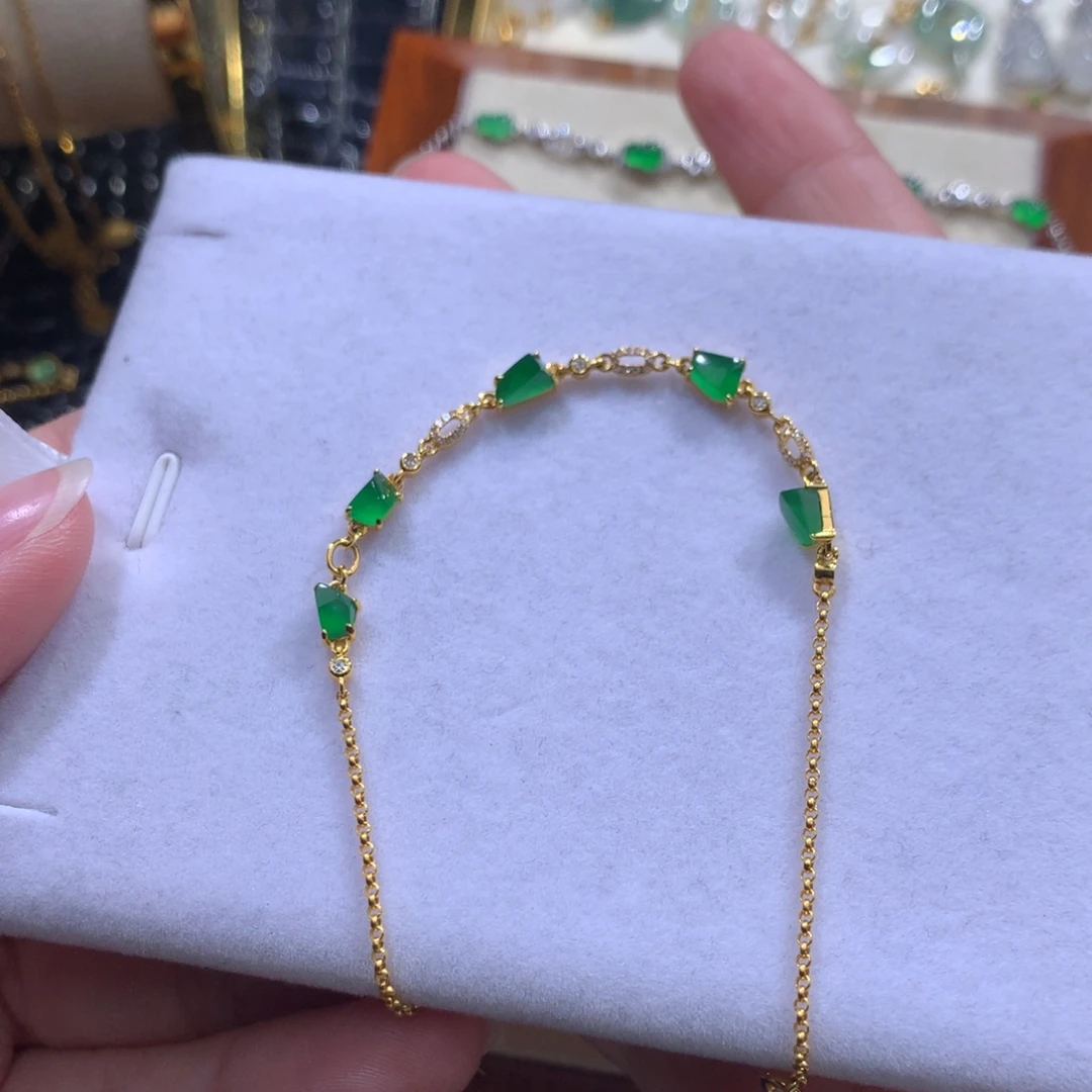 小***梨翡翠18K金镶嵌颈饰翡翠