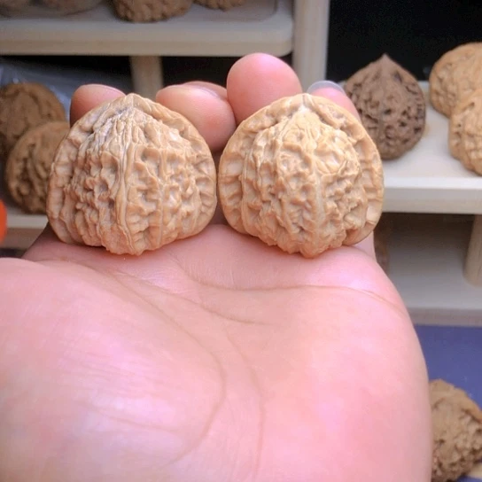 文玩核桃把件三角白38