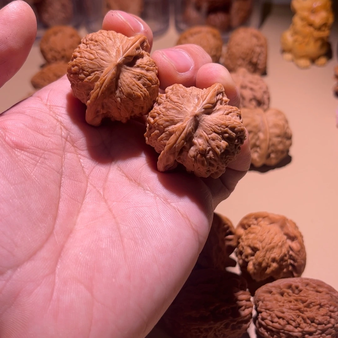 小***）文玩核桃吊坠血麒麟