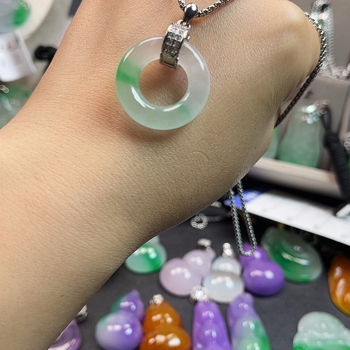 翡翠未镶嵌颈饰甜甜圈