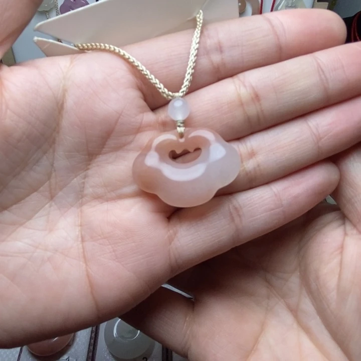 石英质玉颈饰未镶嵌你****啦