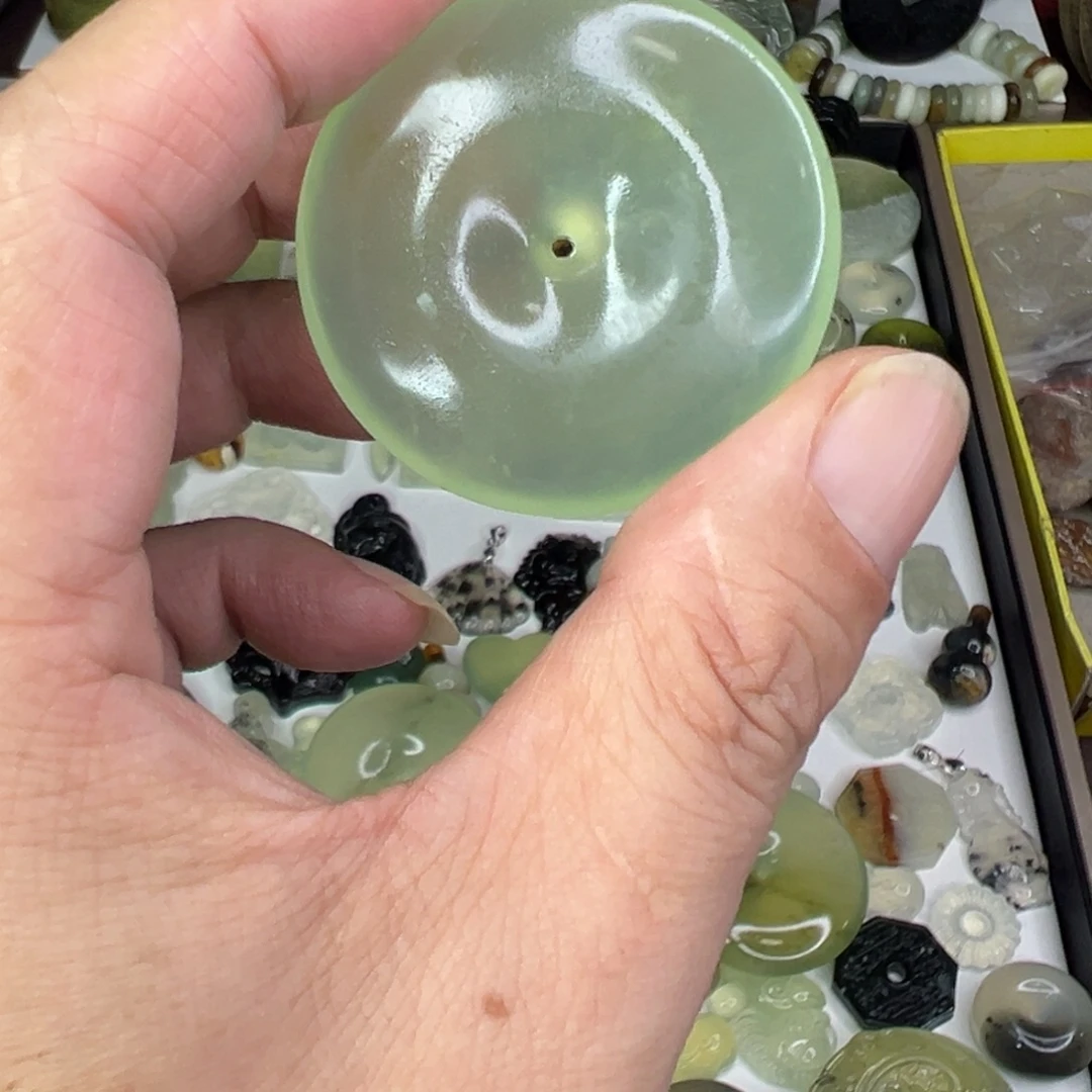 囧***囧岫玉未镶嵌颈饰精品绿冰