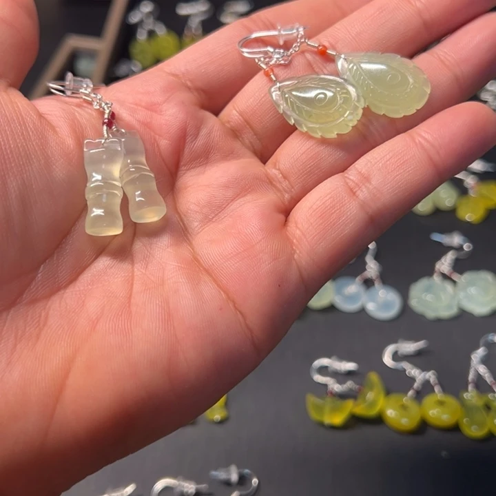 用***6岫玉银S925镶嵌耳钉