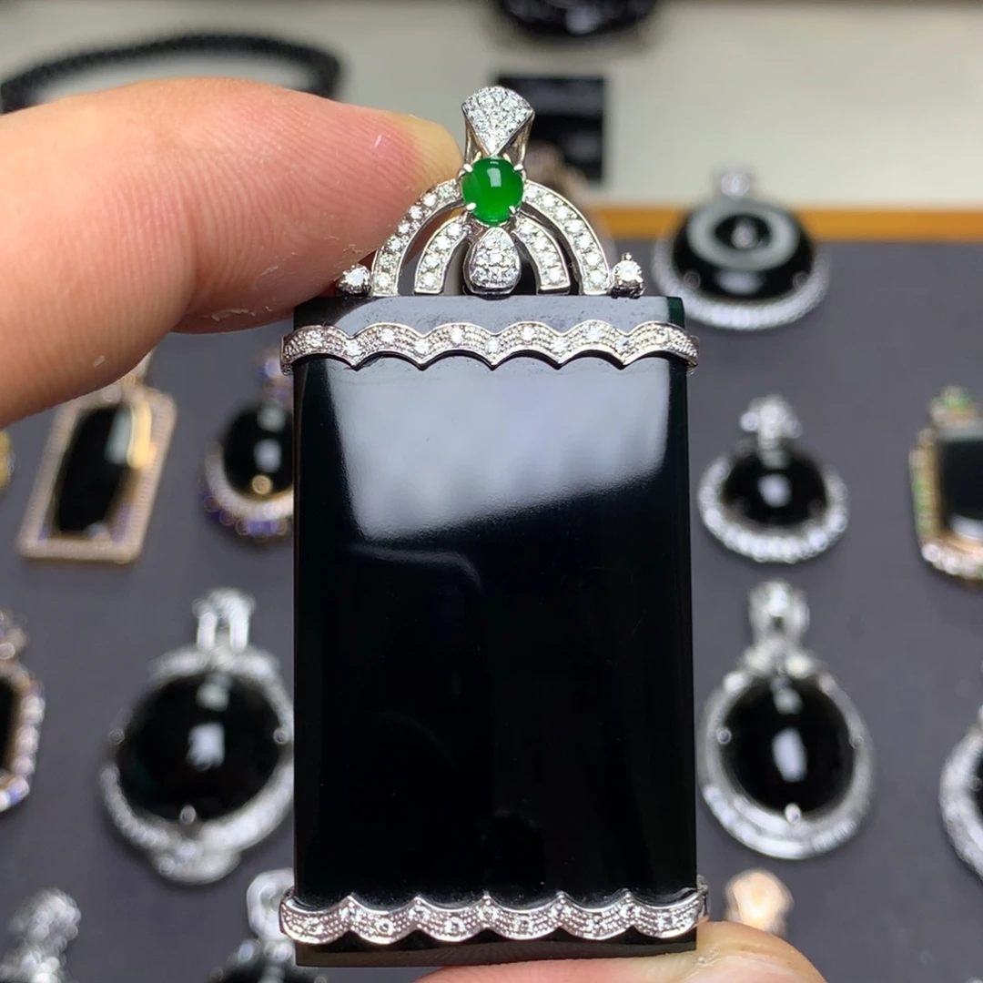 翡翠18K金镶嵌颈饰墨翠无事牌