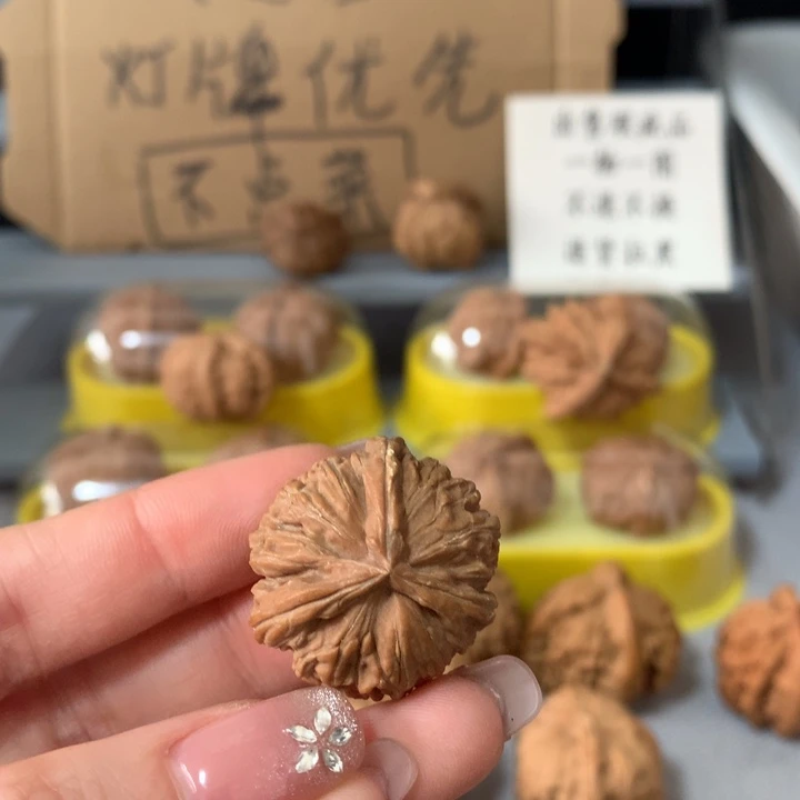 闲***三文玩核桃吊坠异形单只， 有瑕疵