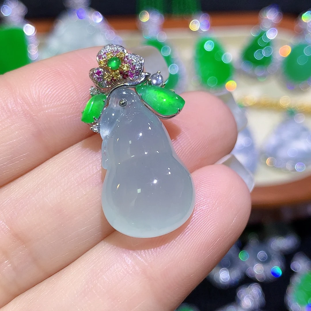 翡翠18K金镶嵌颈饰高冰葫芦